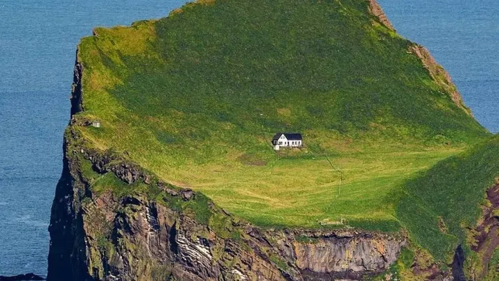 100年の孤独： 離島で一人暮らしの4姉妹が初めて扉を開ける