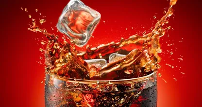Ze doet een halve liter cola in de wc, wat er dan gebeurt is echt bizar! Probeer dit zelf ook maar eens!