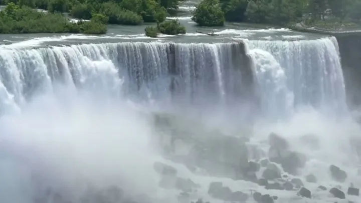 Découverte incroyable après l'assèchement des chutes du Niagara en 1969