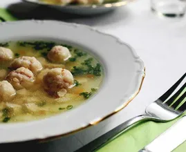 Kämpfst du gegen eine Erkältung an? Diese Hühnersuppe sorgt für eine schnelle Genesung!