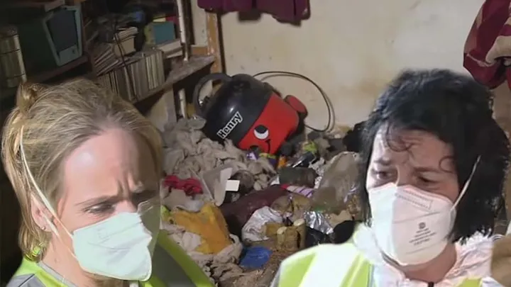 Schoonmakers pakken huis aan dat 9 jaar verwaarloosd werd, je herkent het niet meer terug!