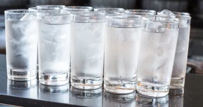 Esto le sucede a tu cuerpo cuando bebes demasiada agua