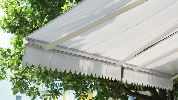 Waarom kiezen steeds meer mensen voor een zonnescherm in plaats van een parasol?
