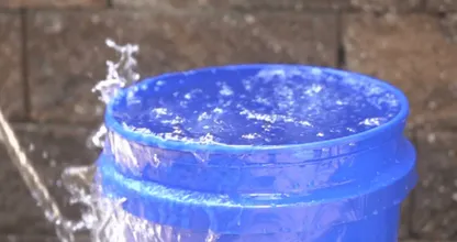 Super handig: met déze tip krijg je altijd water in je emmer vanuit een kleine wasbak!