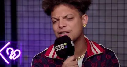 Radio 538 door het stof nadat ze een nogal 'onhandige' tweet over Ronnie Flex stuurden
