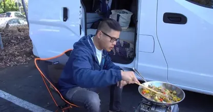 Un homme abandonne son appartement pour une voiture - Vous ne croirez pas ce qu'il y a à l'intérieur !