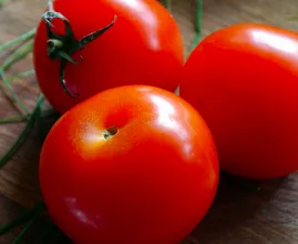 Wie praktisch! So bleiben deine Tomaten länger haltbar und knackig!