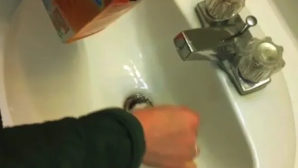 Bäh, der Abfluss stinkt! Mit diesem simplen Trick entfernst du den Geruch aus deinem Abfluss und den Leitungen sofort!