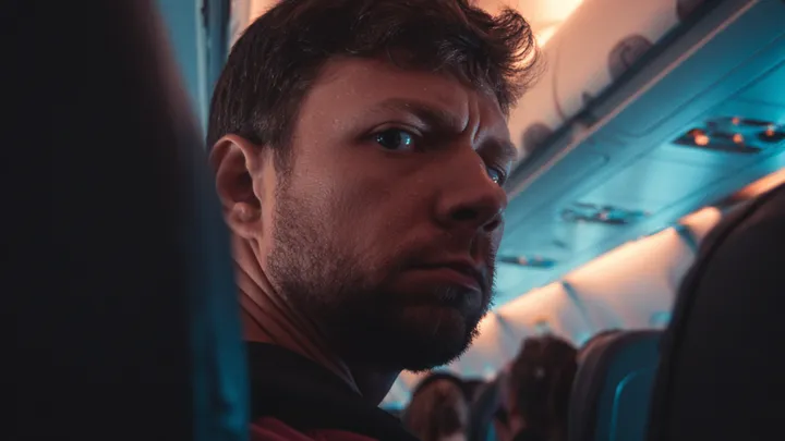 Flugbegleiter flüsterte: "Sie müssen das Flugzeug sofort verlassen" - Passagier ist erkältet, um die Wahrheit zu erfahren..
