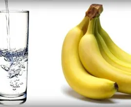 Jeden Morgen beginnt sie ihren Tag mit einem Glas warmen Wasser und einer Banane... Warum? Wir fangen damit jetzt sofort an!
