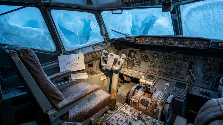 Avião desapareceu anos atrás, décadas depois eles o encontram e o que descobrem em seu interior é...