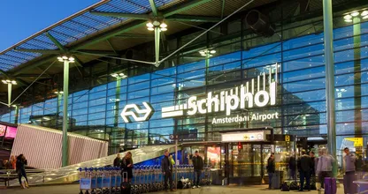 Oei: Schiphol gaat de prijzen van vliegtickets omhooggooien