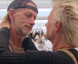 Simone uit B&B Vol Liefde doet boekje open