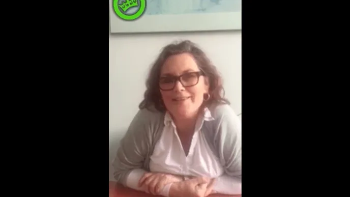 Bijna niemand weet wie deze vrouw is, totdat je haar stem hoort.. Dan weet je het meteen!