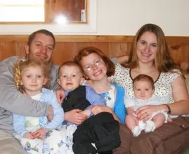 Man wil van vrouw scheiden nadat hij bizarre ontdekking op familiefoto doet