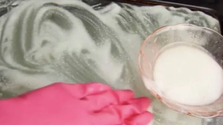 This is how you clean a greasy oven door