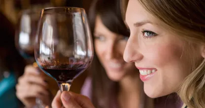 Het bewijs is eindelijk daar: elke dag een glas alcohol drinken maakt je knapper! Ontdek hoe dat komt!