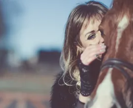 Cavalo continua abraçando a mulher - quando o veterinário olha o ultrassom, descobre o motivo