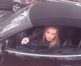 Motorista de caminhão se vinga da mulher rica que o bloqueou na estrada