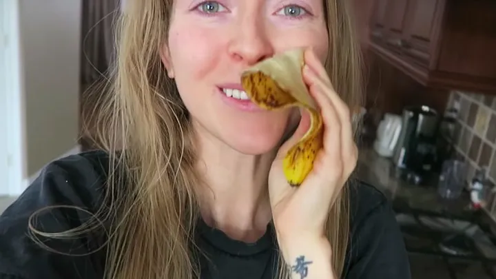 Esta mujer se frota una cáscara de plátano sobre el cabello y la cara todos los días y esta es la increíble razón