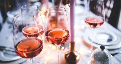 Mensen die veel alcohol drinken zijn vaak slimmer
