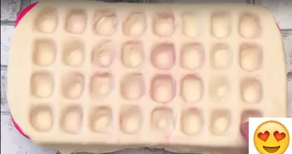 Lege Blätterteig über eine Eiswürfelform und das köstliche Ergebnis wird dich umhauen