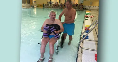 Wat dit zwembad voor deze man in rolstoel heeft gedaan is echt niet onder woorden te brengen... Duimen omhoog!