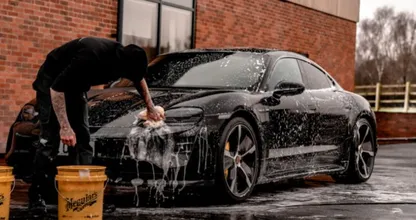 Wat is beter: zelf je auto wassen of naar de wasstraat gaan?