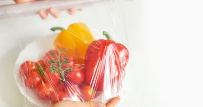 Aha! Met dit trucje wordt plastic folie gebruiken veel makkelijker