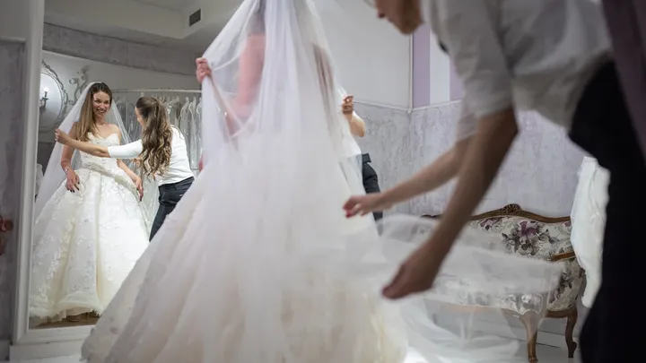 彼と結婚したとき、誰もが彼女を嫌っていた - 彼の死後、彼らは衝撃的な事実を知ることになる。
