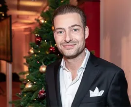 Lange Frans lapt coronaregels aan zijn laars en omhelst fans