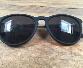 Got ugly scratches on your sunglasses? With this trick they could be gone in no time at all!