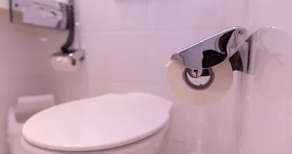 Why you should put a cloth with vinegar in your toilet bowl