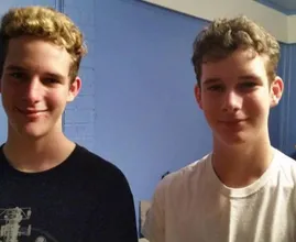 Tweelingbroers (18) kregen dezelfde leveraandoening en maar eentje kreeg een donorlever...