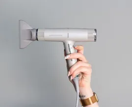 Dit is waarom je het snoer beter niet om je föhn kunt wikkelen
