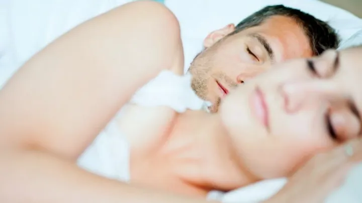 Snurkt jouw partner? Met dít slaapkamerhulpje op het nachtkastje straks niet meer!