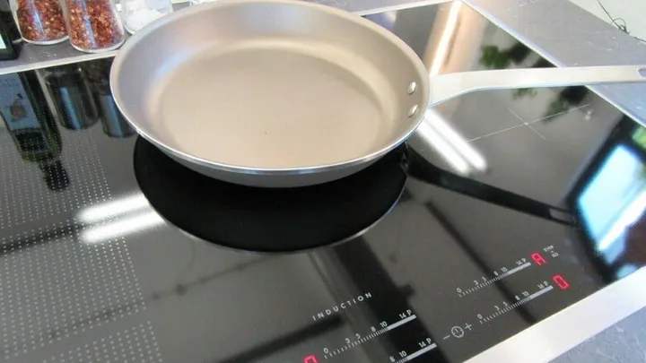 Praktisch! Mit Hilfe von diesem Trick glänzt dein Induktionskochfeld in wenigen Sekunden wie neu