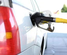 Benzine gemorst? Zo krijg je de benzinelucht uit je auto en kleding