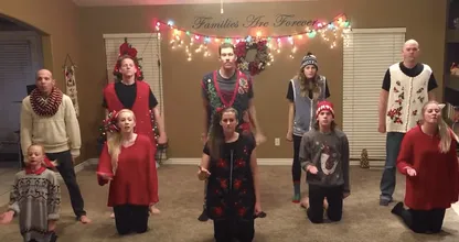 Haha, DEZE familie maakt een fantastisch kerstdansje, zou jij dit doen met jouw familie?