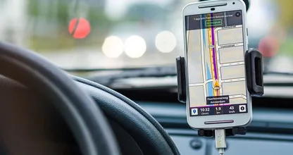 Nieuwe uitspraak gerechtshof: automobilist mag mobiele telefoon niet vasthouden, maar wél aanraken in de auto