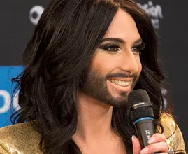 Conchita Wurst rasiert ihre Haare und ist beinahe nicht wieder zuerkennen!