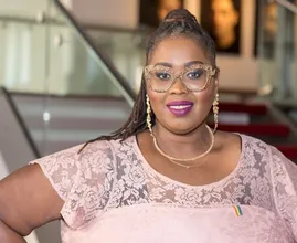 Wat een verschil: Shirma Rouse deelt vol trots transformatie op het strand