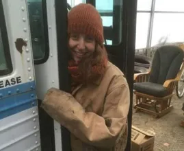 Ella está transformando un viejo autobús. Todos se reían de la casa hasta que vieron el interior. ¡Wow!