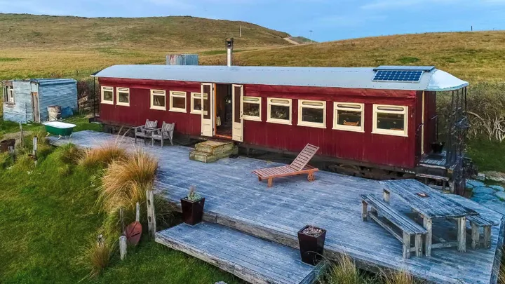 Une femme âgée vit depuis des décennies dans un vieux wagon de train - ais attendez de voir l'intérieur !