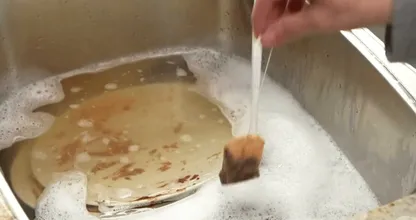 그녀는 더러운 설거지로 가득 찬 싱크대에 티백을 담그고... 그 이유를 알게 되면 여러분도 그렇게 될 것입니다!