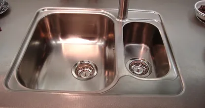 Esta solución de limpieza casera simple hace que el acero inoxidable brille como nunca antes
