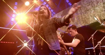 Waylon treedt op met legendarisch Live Aid Queen-optreden bij DWDD