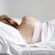 Oh je! Durch diese Schlafposition bilden sich Falten schneller im Gesicht!