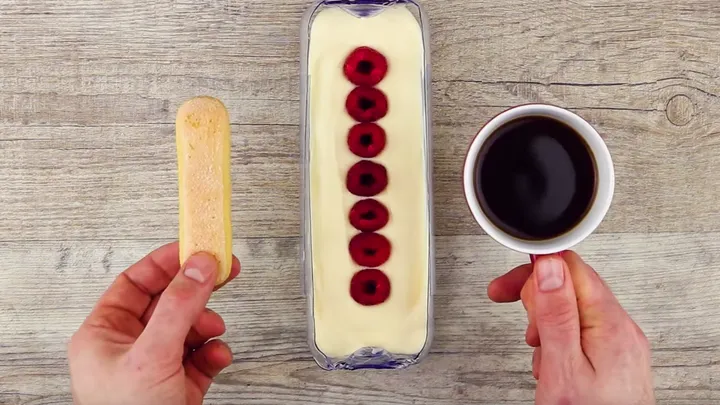 Himbeer-Tiramisu aus der Flasche? Mit diesem genialen Rezept geht das!