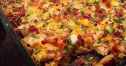 Dieses Ofengericht mit Kartoffeln und Hühnchen ist super lecker für das Wochenende!